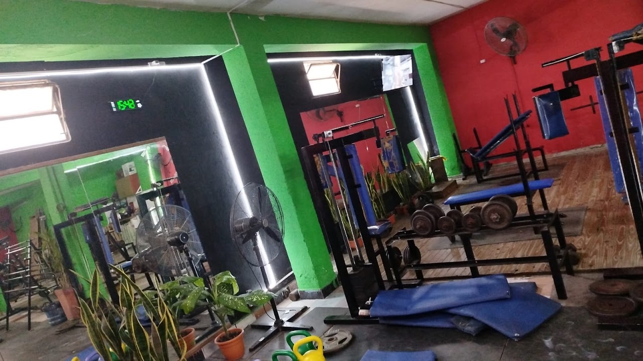 Interior del gimnasio Excel Gym en Resistencia, Chaco, con máquinas de musculación