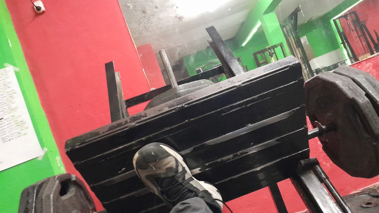 Equipamiento de pesas y máquinas en Excel Gym Resistencia